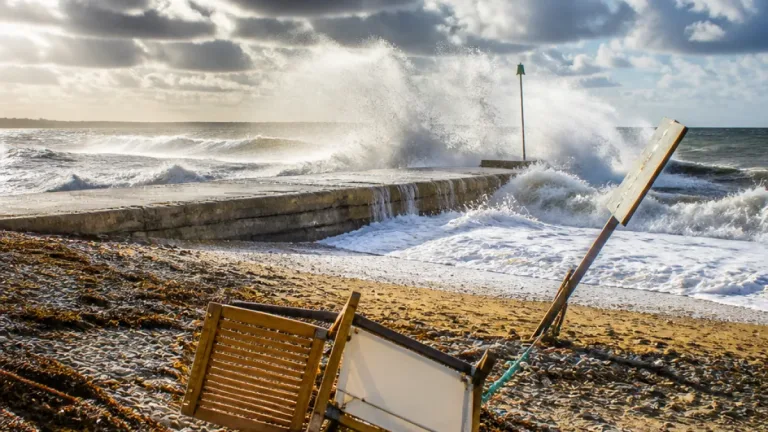 La tempête Austen attendue vendredi : rafales supérieures à 100 km/h et houle importante sur le Nord‑Ouest