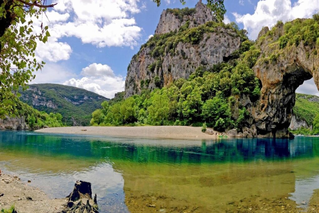 ce village ardéchois au cœur d’un canyon est un spot de baignade sauvage