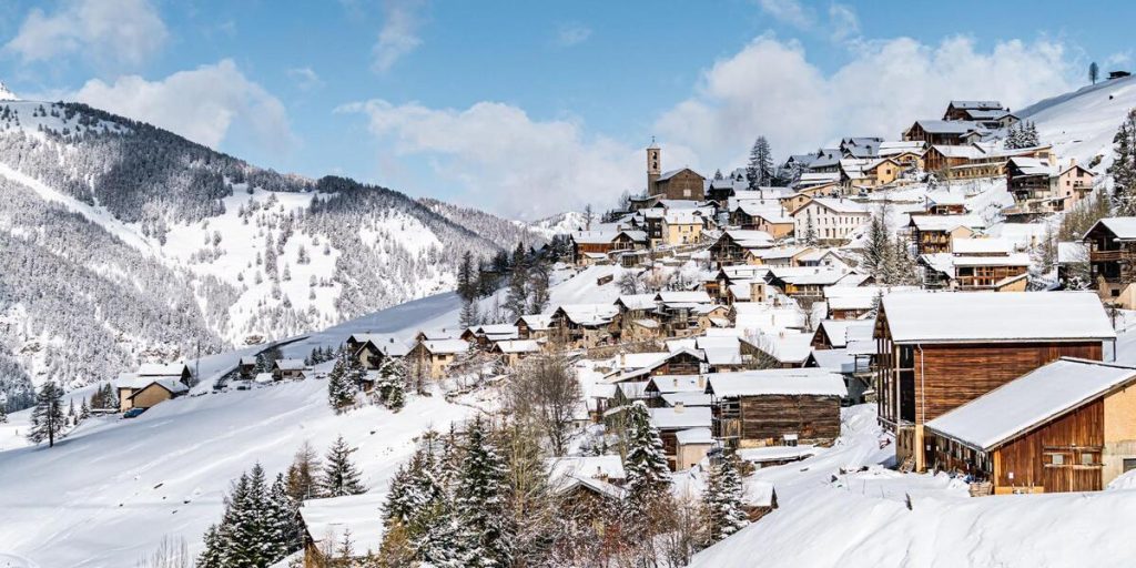 Ce village des Alpes offre un panorama saisissant sur les sommets enneigés