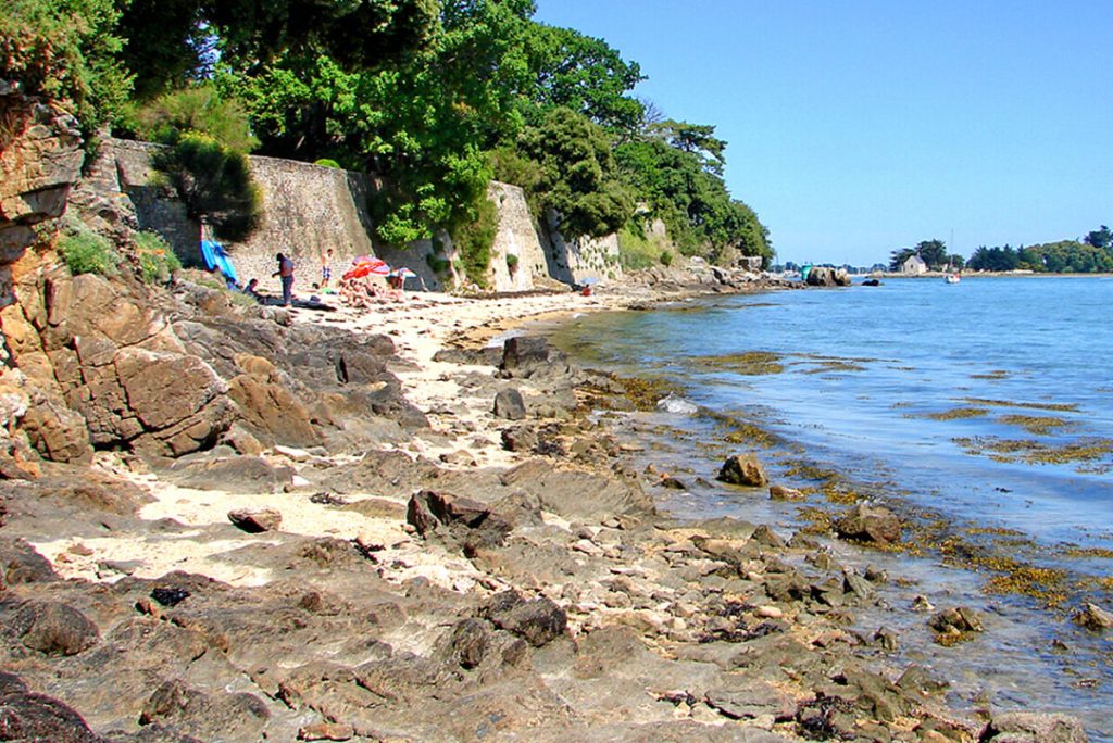 Cette plage secrète du Morbihan accessible à marée basse est un trésor naturel
