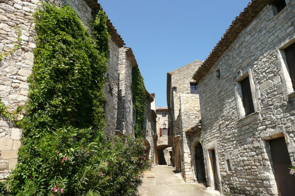 ce hameau isolé classé parmi les plus beaux villages de france est un havre de paix