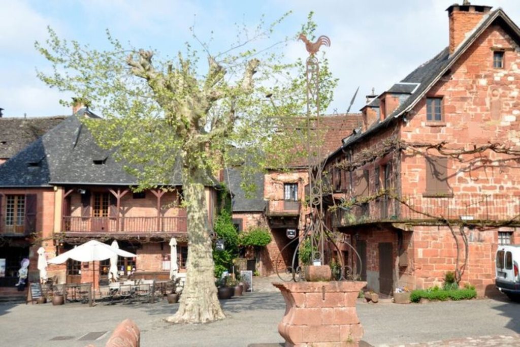 ce village coloré fait craquer tous les amoureux de vieilles pierres