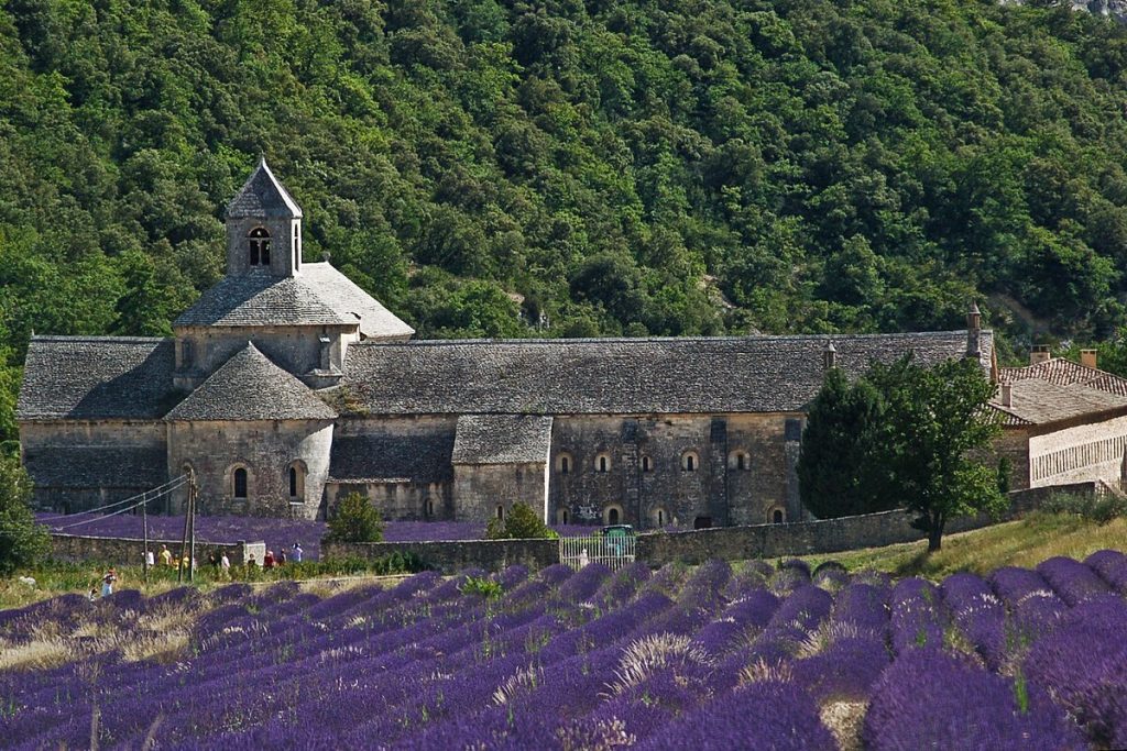 cette abbaye cachée entourée de lavande est un trésor provençal