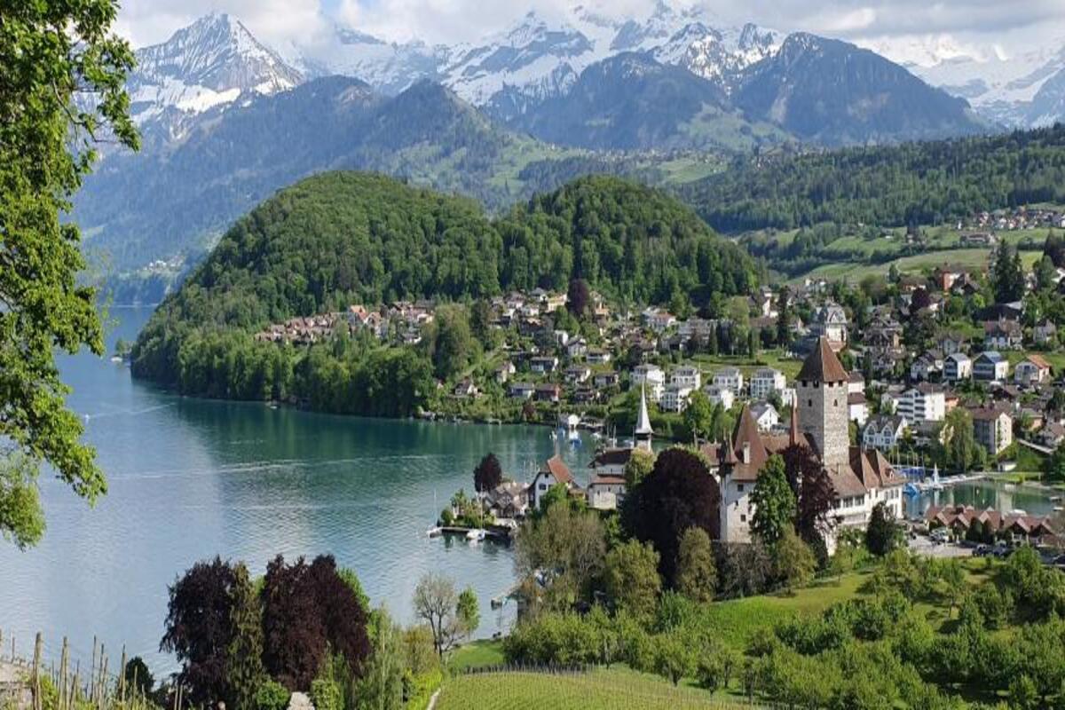 À quelques heures de la france, ce lac suisse méconnu est un paradis pour la baignade et les sports nautiques, loin du léman