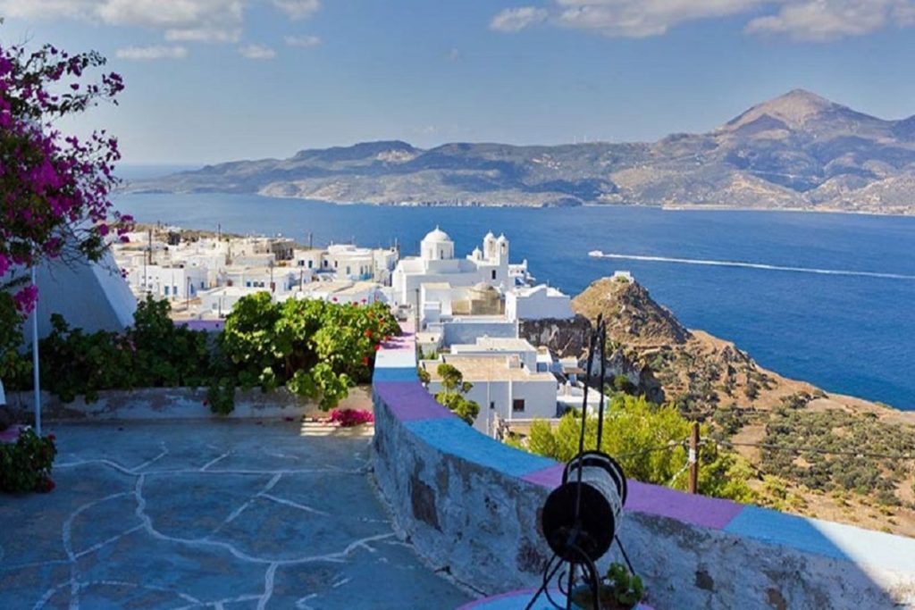 aussi belle que santorin mais sans la foule, cette île grecque offre des couchers de soleil magiques et une ambiance paisible