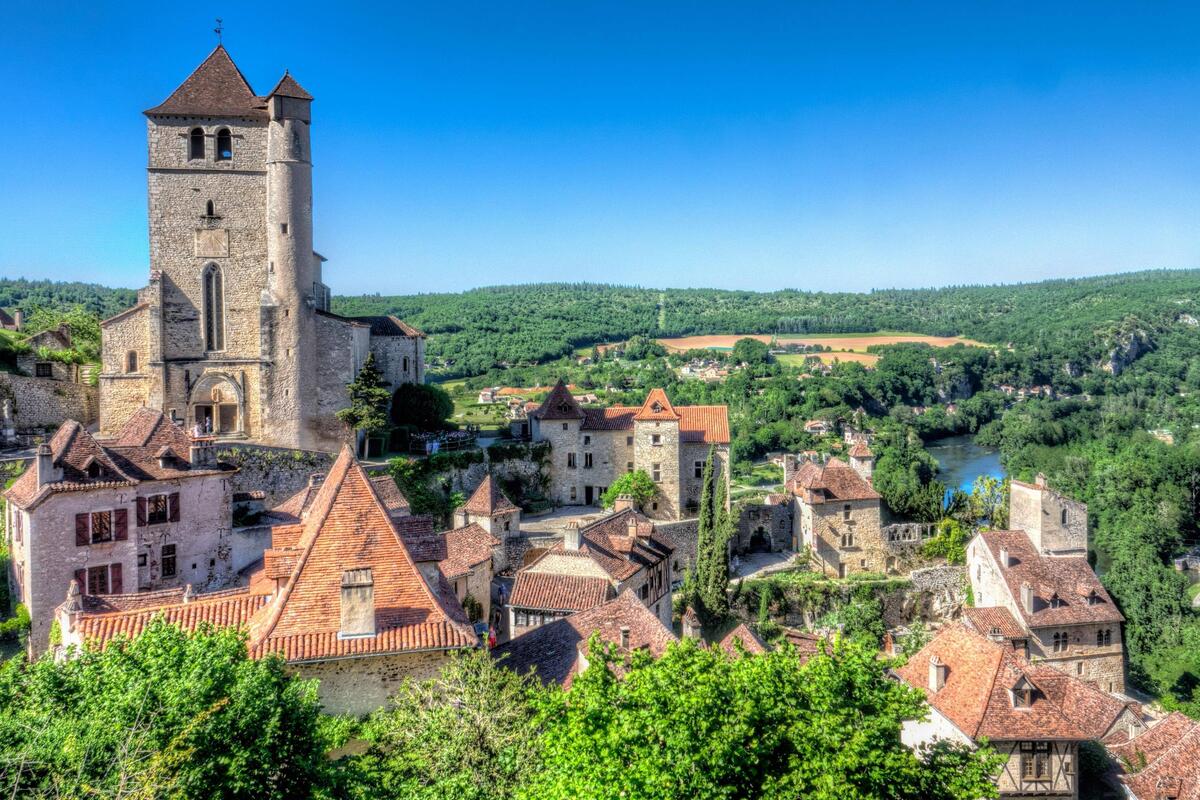 aussi spectaculaire que rocamadour mais bien moins fréquenté, ce village perché du lot est un secret qui se mérite