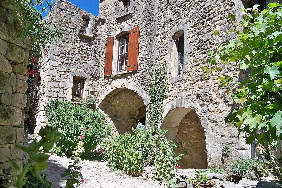 avant qu'il ne devienne mainstream ce village perché du luberon résiste encore au tourisme de masse et offre une vue divine