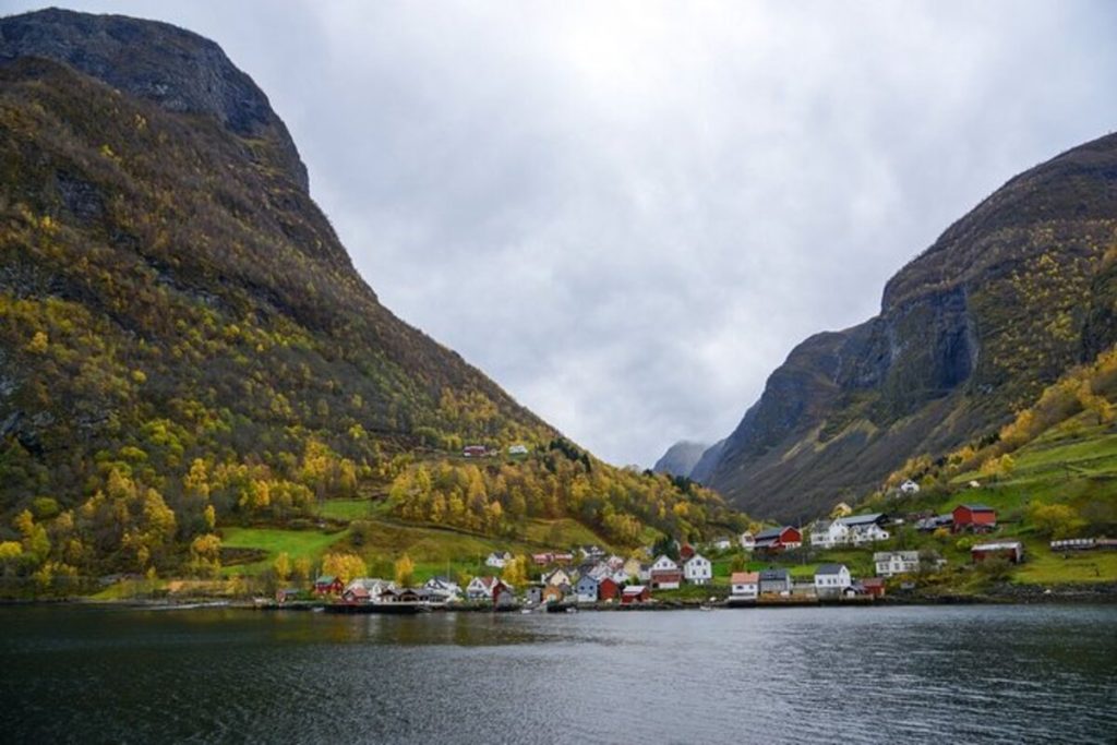 ce fjord norvégien, moins célèbre que le geirangerfjord, offre une beauté tout aussi spectaculaire avec bien moins de touristes
