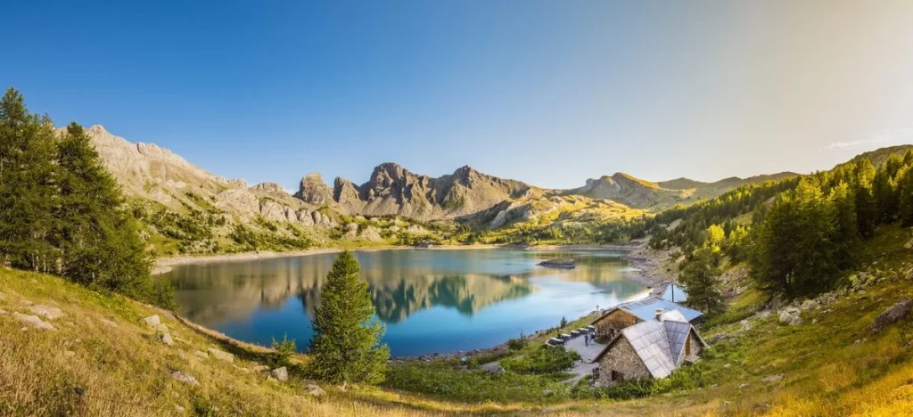 Ce lac d’altitude des Alpes-de-Haute-Provence est le plus grand d’Europe