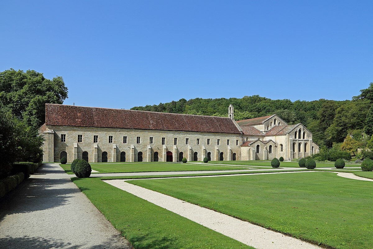 ce monastère oublié en bourgogne, à 1h30 de dijon, est un lieu de sérénité absolue.