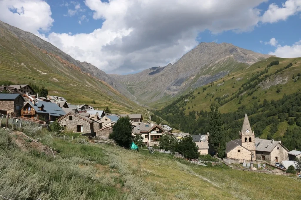 Ce village de montagne des Hautes-Alpes est un repaire de randonneurs chevronnés