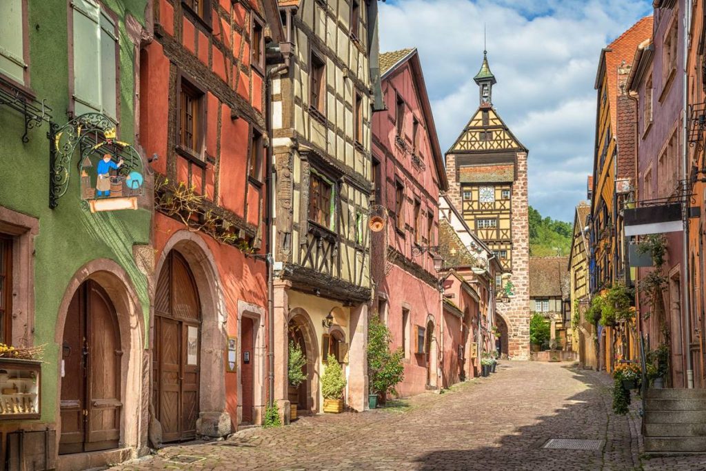 Ce village fortifié d’Alsace semble figé dans le temps