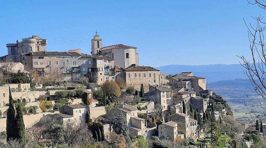Ce village perché de Provence est un véritable balcon sur le Luberon