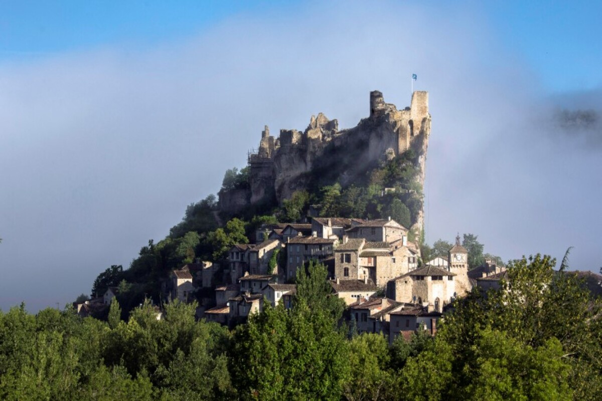 ce village perché d'occitanie offre un panorama à 360 sur les pyrénées, un spectacle inoubliable au coucher du soleil