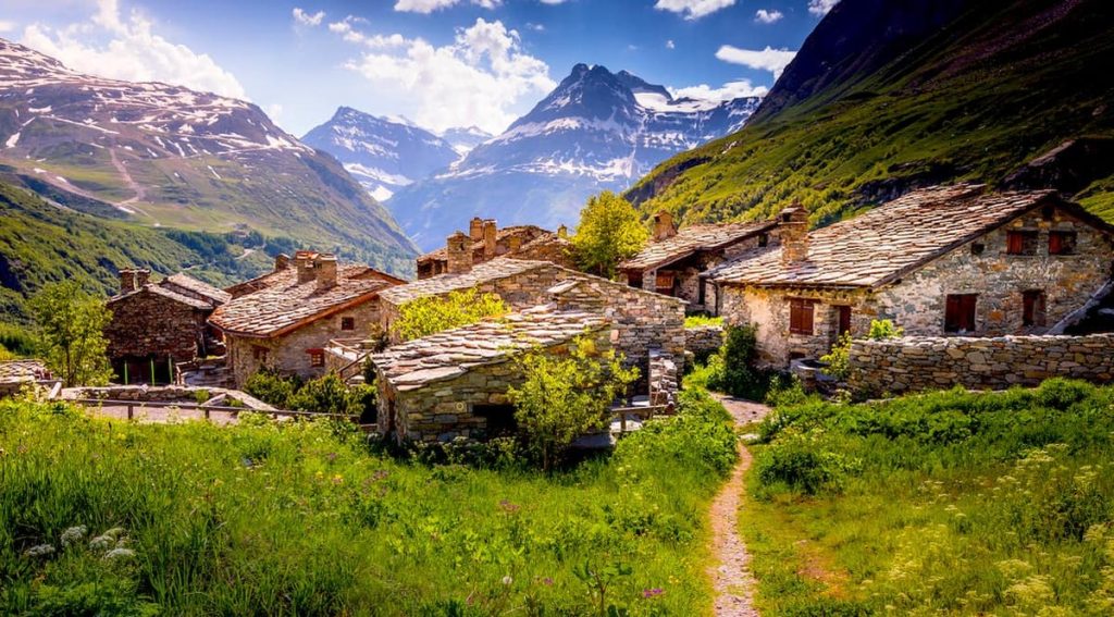 Ce village savoyard, classé parmi les plus beaux de France, est un écrin de nature