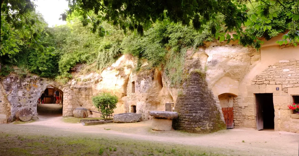Ce village troglodyte cache des habitations étonnantes dans la roche