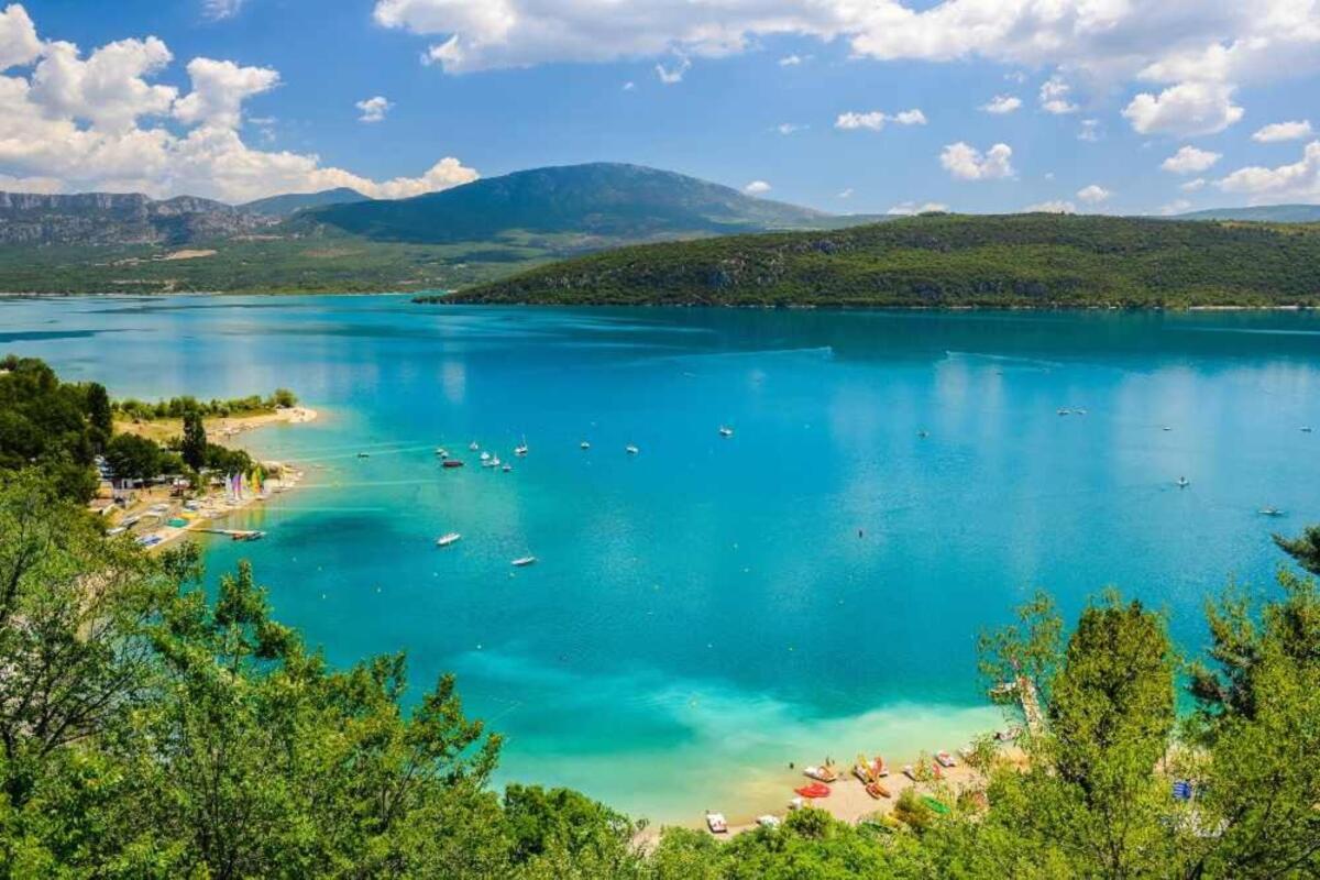 fuyez la foule des gorges du verdon ce lac secret à proximité offre des eaux émeraude et une tranquillité inespérée