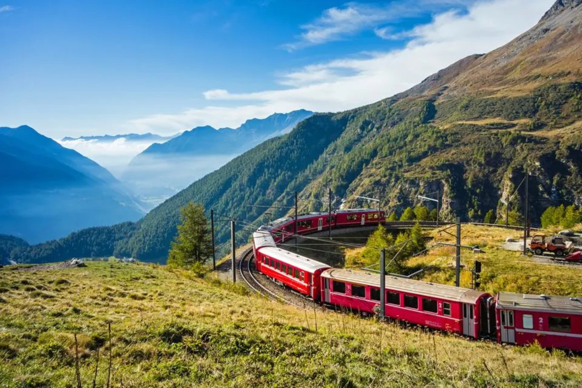 le train panoramique le plus impressionnant d'europe il traverse les alpes suisses et offre des vues à couper le souffle