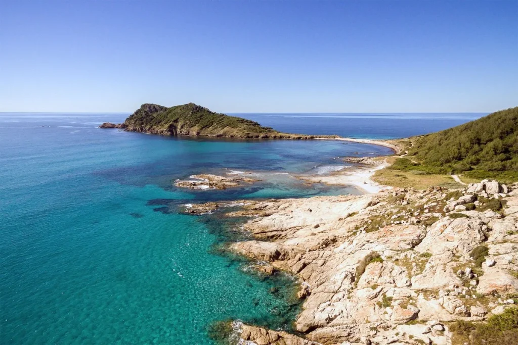 Moins connu que les calanques de Cassis, ce littoral est un joyau sauvage