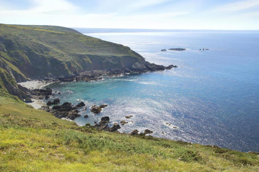moins connue qu'Étretat, cette falaise normande à 2h de paris offre un spectacle tout aussi grandiose (et sans la foule)