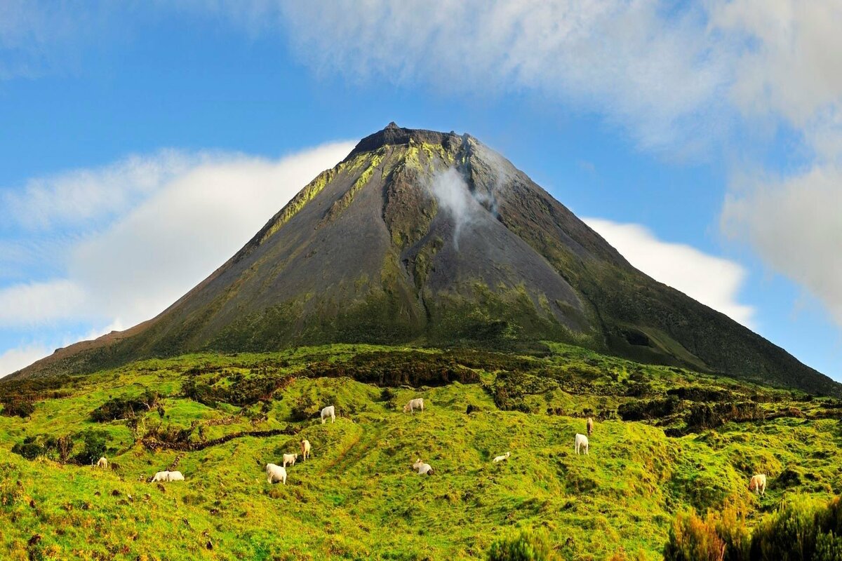 moins courue que l'islande, cette île volcanique des açores (portugal) offre des paysages lunaires et une nature brute