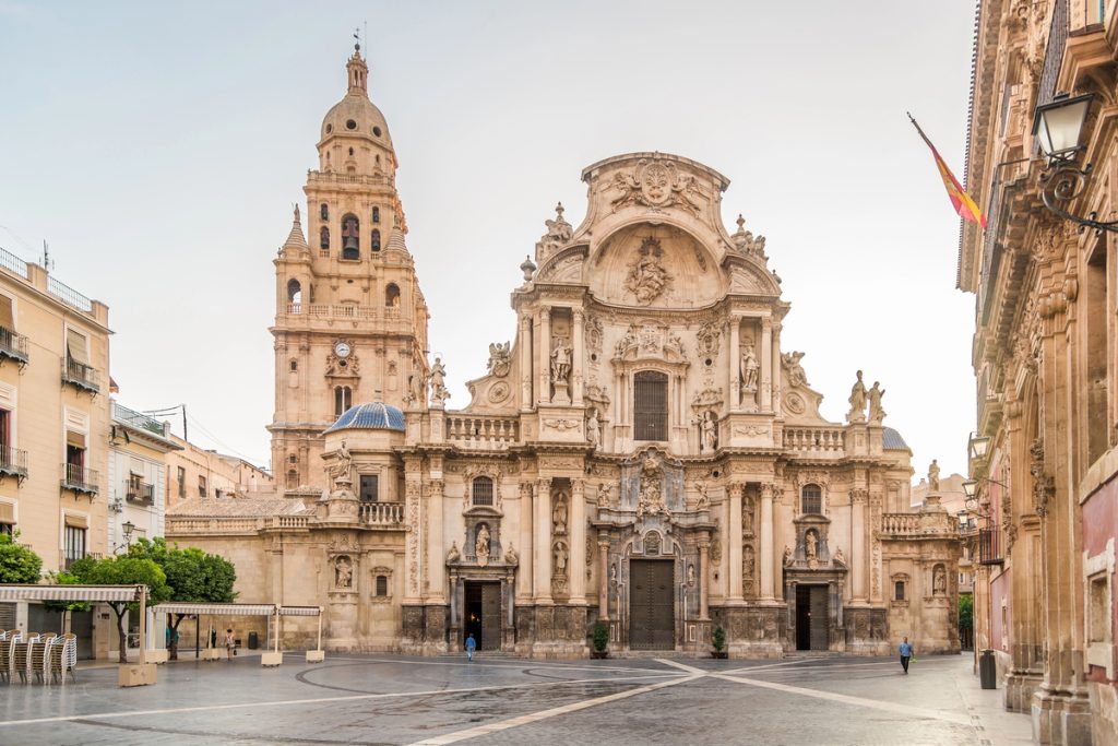 oubliez barcelone cette ville espagnole moins connue offre tapas, soleil et culture à gogo