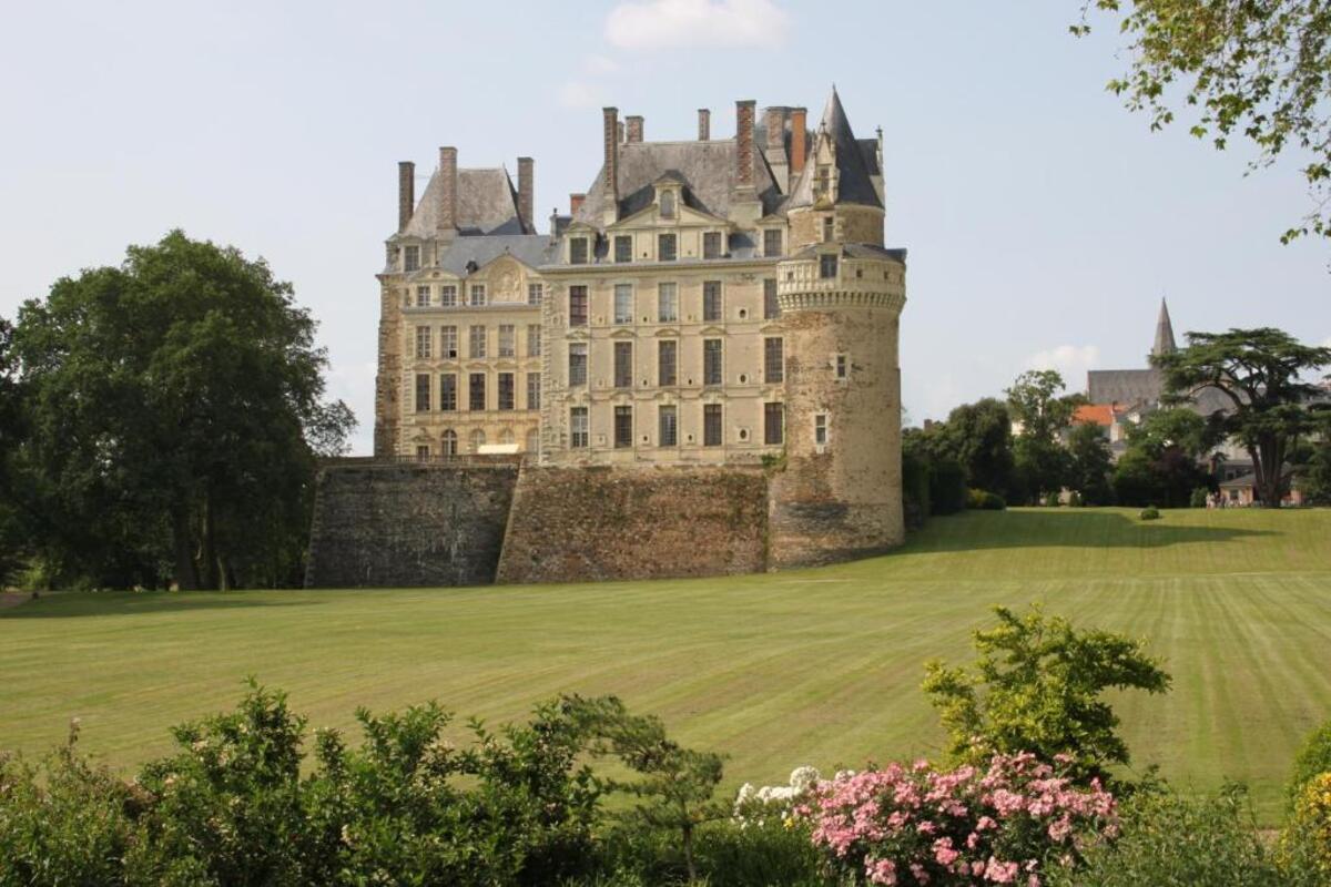 oubliez les châteaux de la loire sur visités celui ci, en anjou, est un joyau de la renaissance encore confidentiel