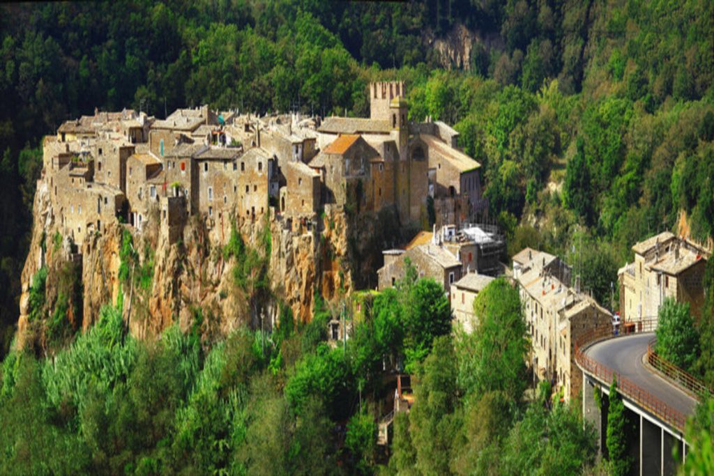 oubliez rome À 1h de train, ce village médiéval italien perché offre une vue imprenable et une tranquillité divine
