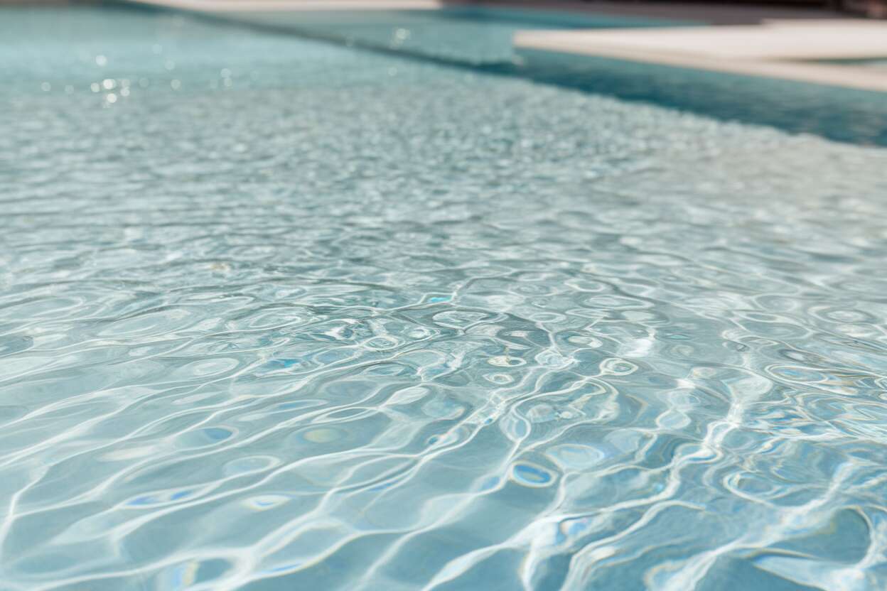 Comment traiter une eau de piscine dure et calcaire pour protéger vos équipements et votre confort de baignade