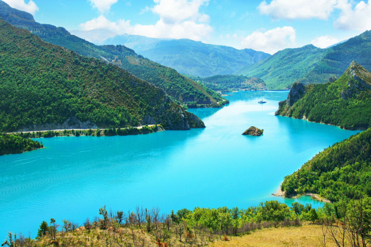 Fuyez la foule du Verdon ! Ce lac secret des Alpes-de-Haute-Provence offre des eaux turquoise et une tranquillité inespérée