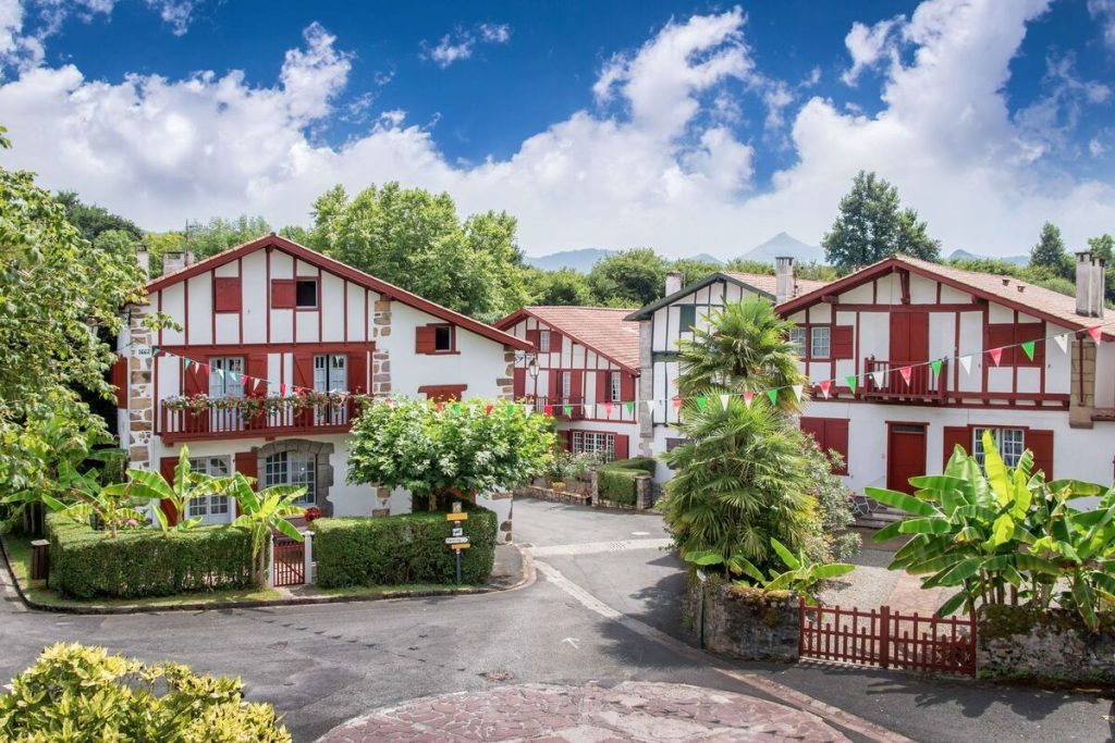 En plein cœur du Pays Basque, ce village aux façades rouges et blanches est une étape incontournable et authentique