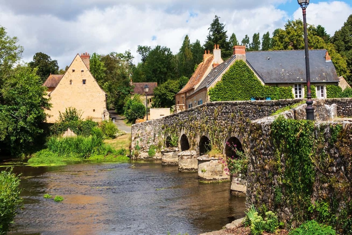 Ce village de la Sarthe, classé parmi les « Petites Cités de Caractère », est une perle médiévale et Renaissance méconnue