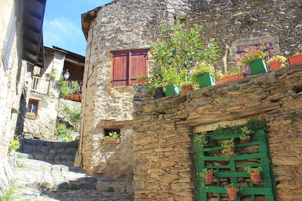 Ce plus beau village de France catalan, blotti dans la montagne, est d’une beauté saisissante 