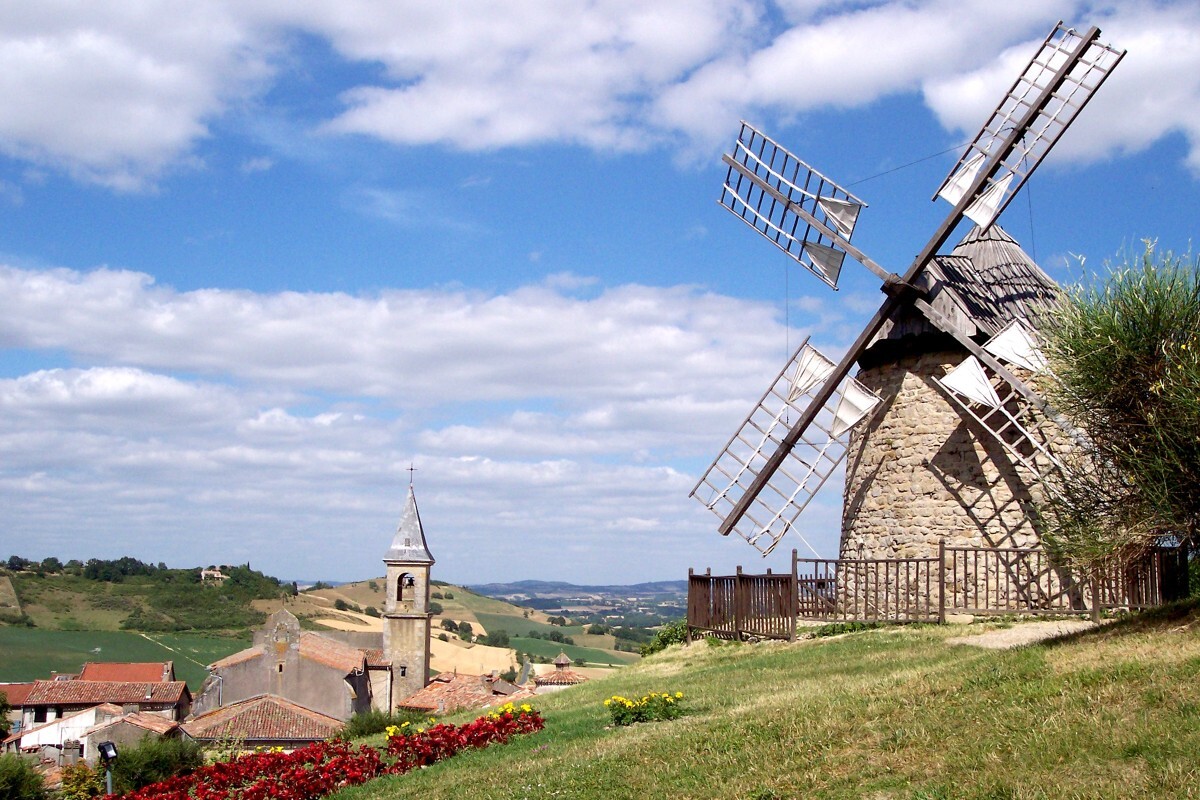 Le Tarn révèle un plus beau village de France réputé pour son ail rose et son ambiance festive