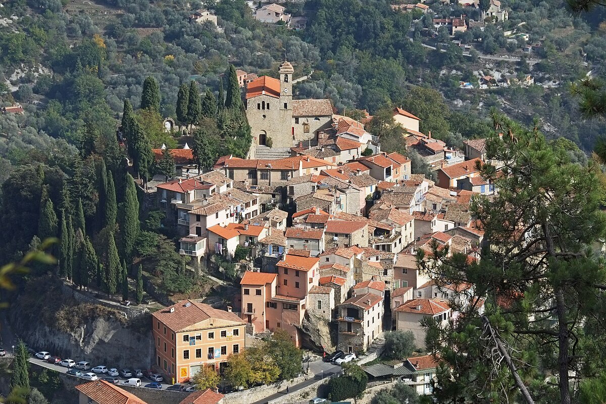 Ce plus beau village de France des Alpes-Maritimes est un nid d’aigle avec des vues à couper le souffle