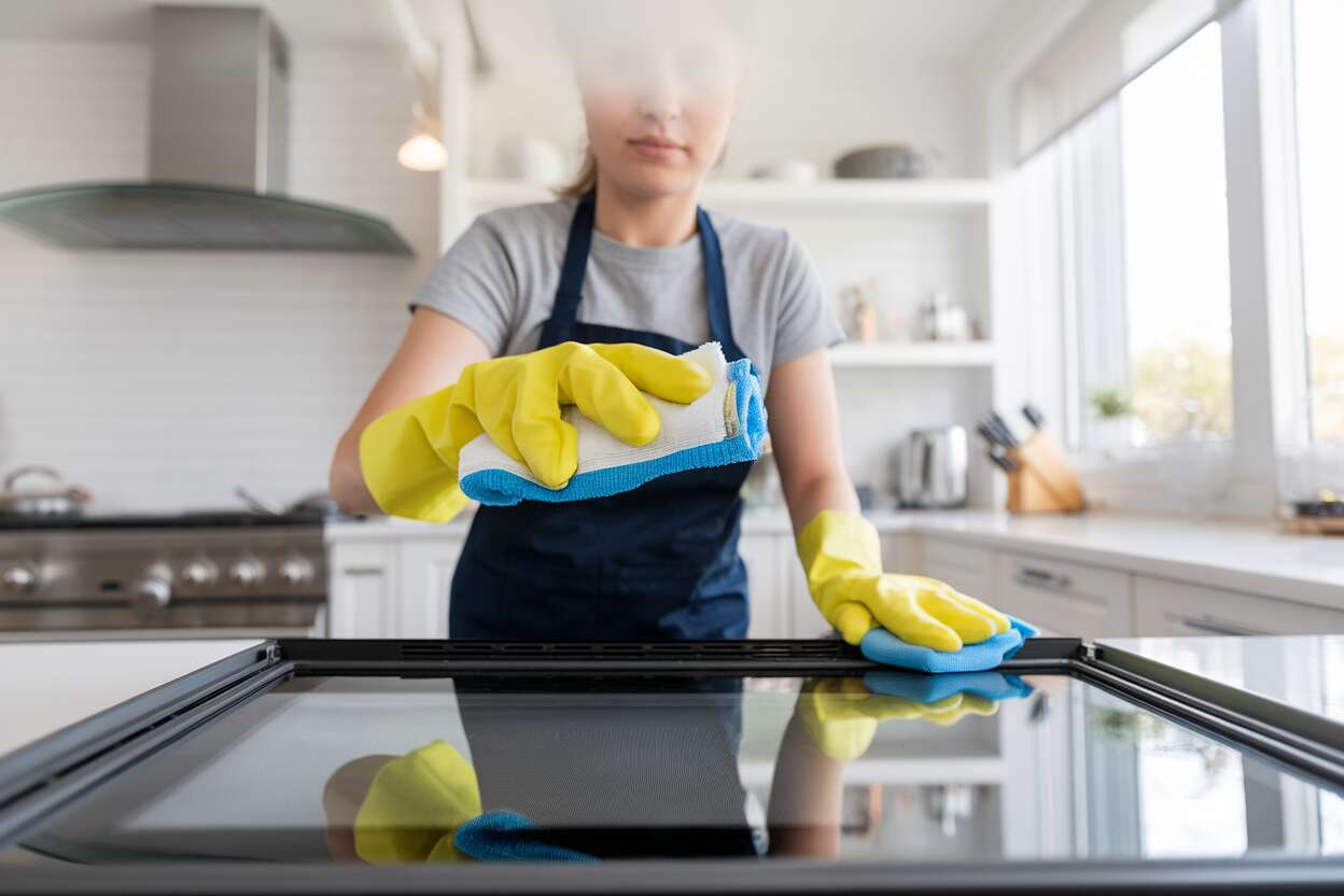 L'astuce géniale qu'on aurait aimé connaître avant pour nettoyer entre les 2 vitres de la porte d'un four