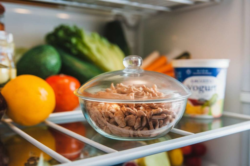 90% des gens l'ignorent mais cet ingrédient ne devrait jamais être conservé plus de 24 heures au frigo