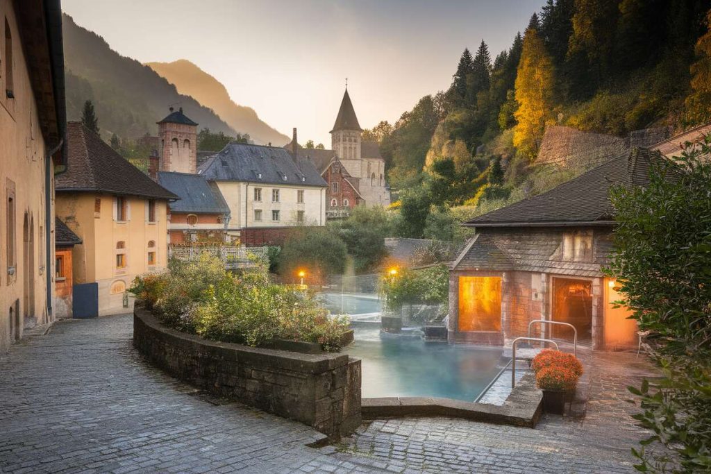 La Drôme Provençale abrite un plus beau village de France réputé pour ses thermes et son charme (Montbrun-les-Bains)