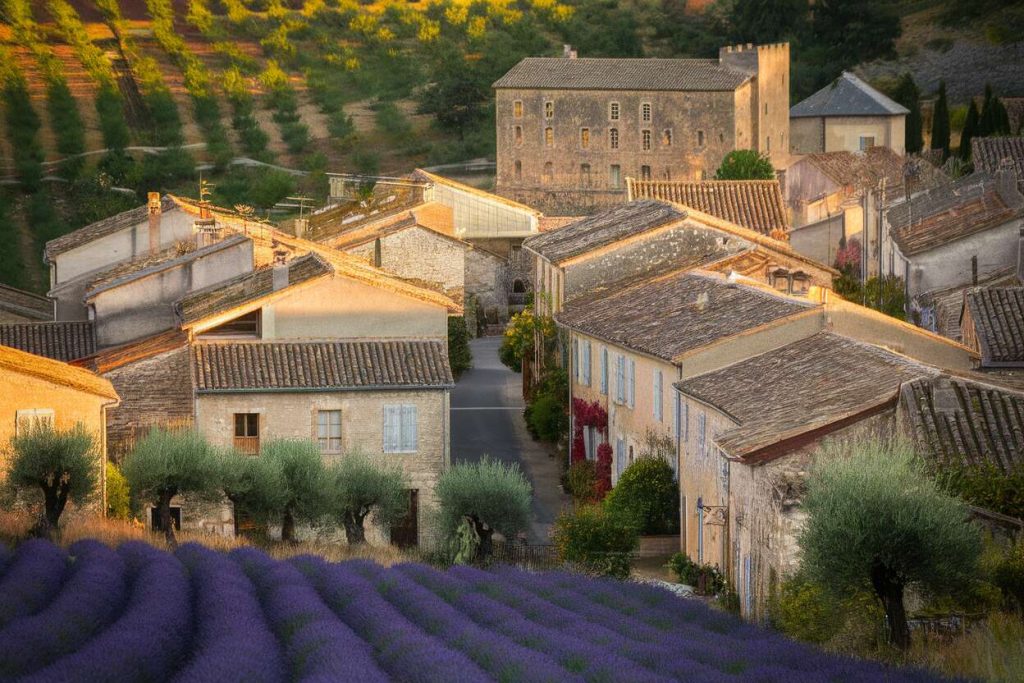 Dans le Luberon, ce plus beau village de France est un havre de paix, célèbre pour son château (Lourmarin)
