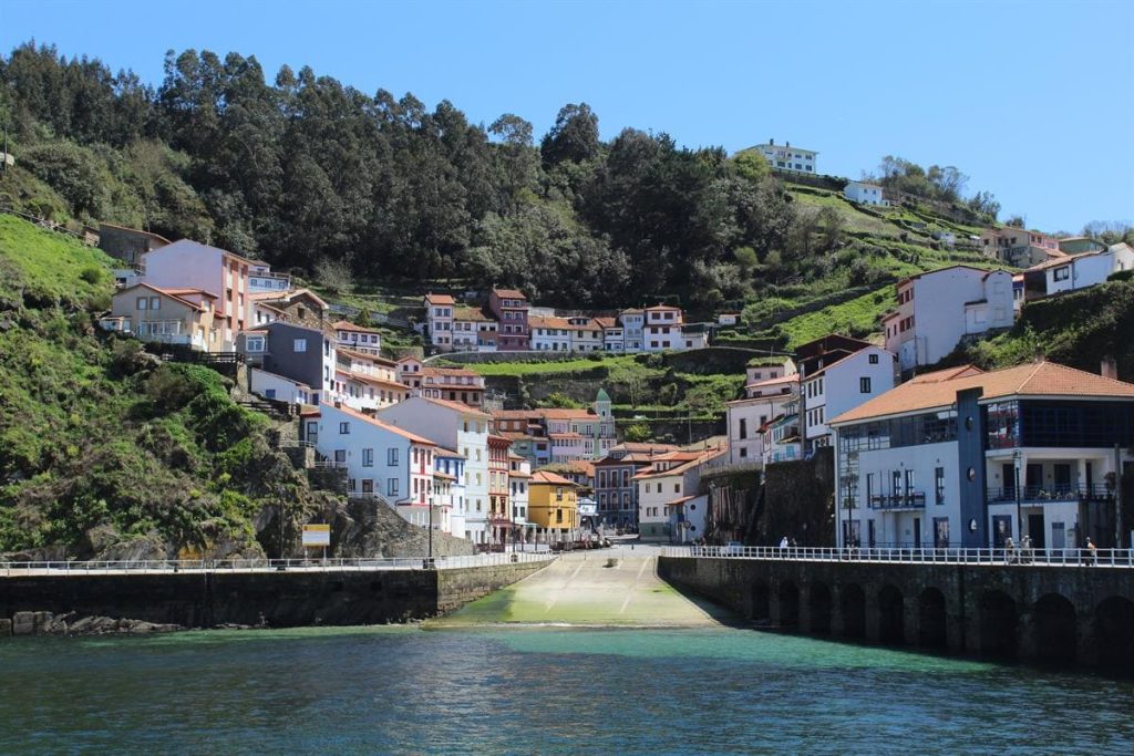 avant qu'elle ne soit envahie découvrez cette région sauvage du nord de l'espagne entre montagnes verdoyantes et criques secrètes