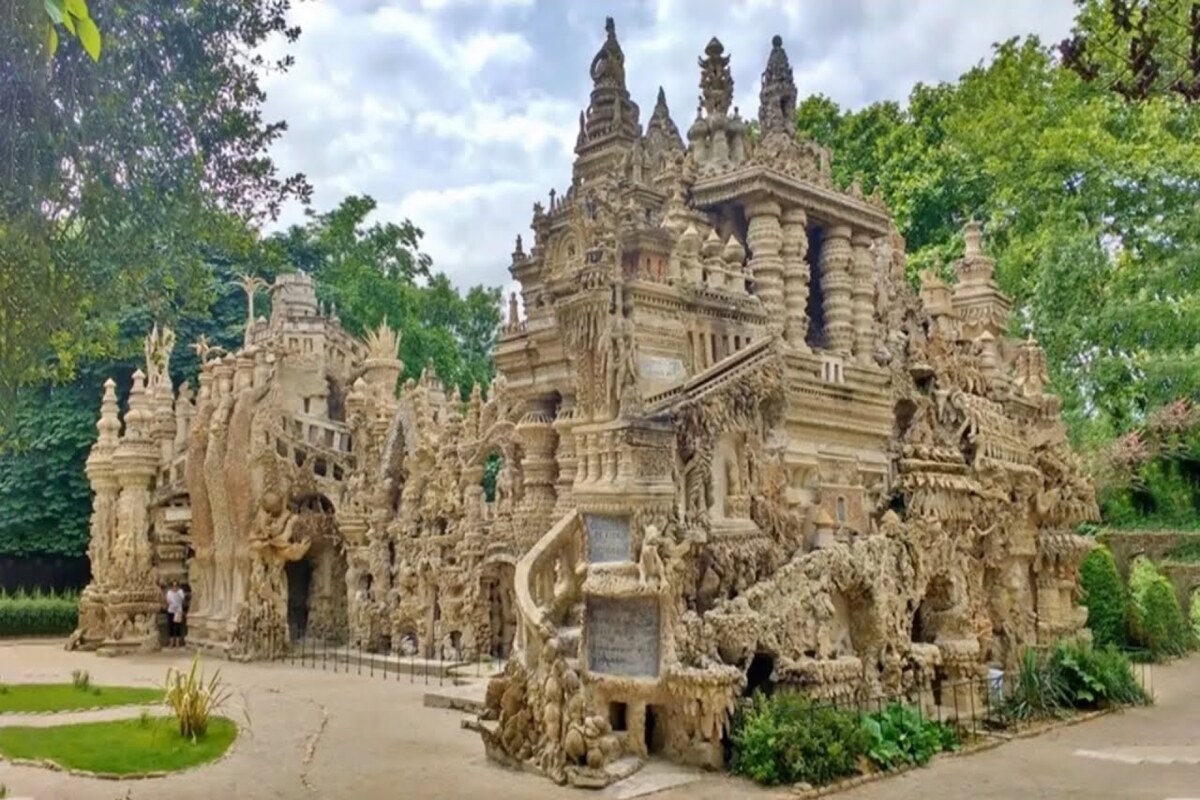 avis aux amateurs d'art brut ce palais idéal construit par un facteur en drôme est une folie architecturale unique au monde