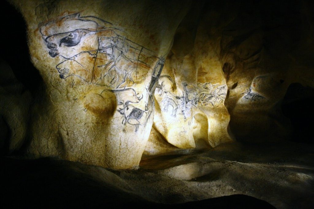 ce site préhistorique majeur en ardèche, moins connu que lascaux, est une réplique époustouflante à visiter