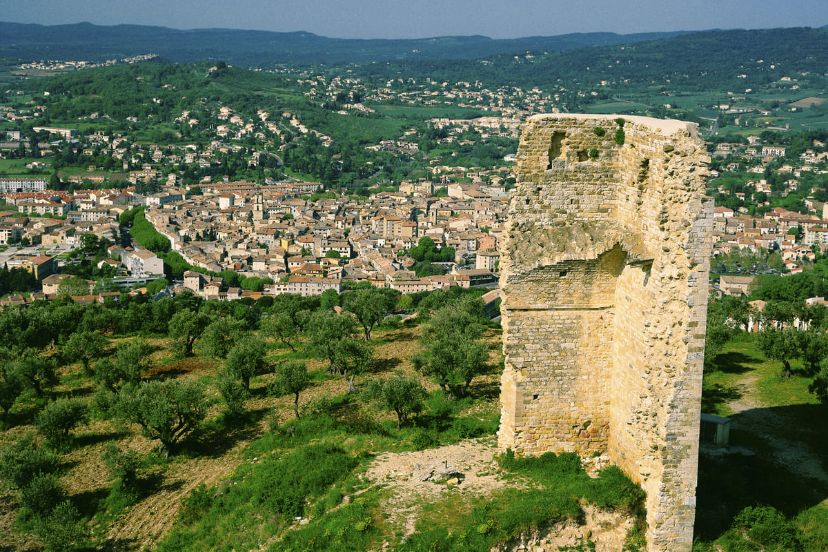 ce village perché de haute provence, baigné de lumière, a inspiré giono et offre un voyage littéraire et poétique