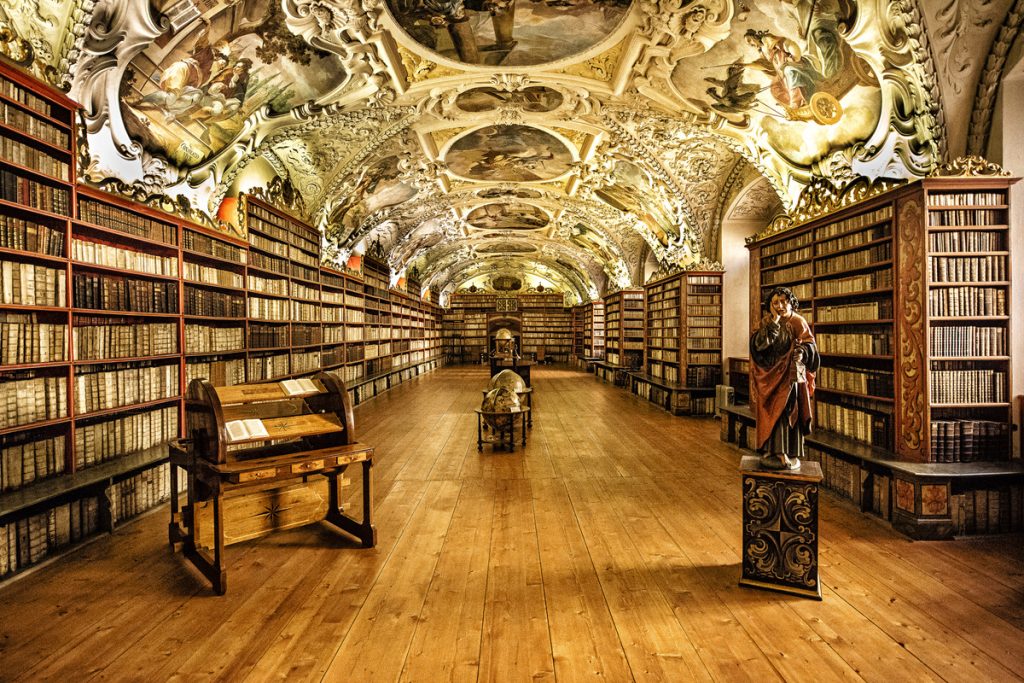 la bibliothèque la plus belle du monde que personne ne visite elle est à prague et c'est un joyau baroque caché