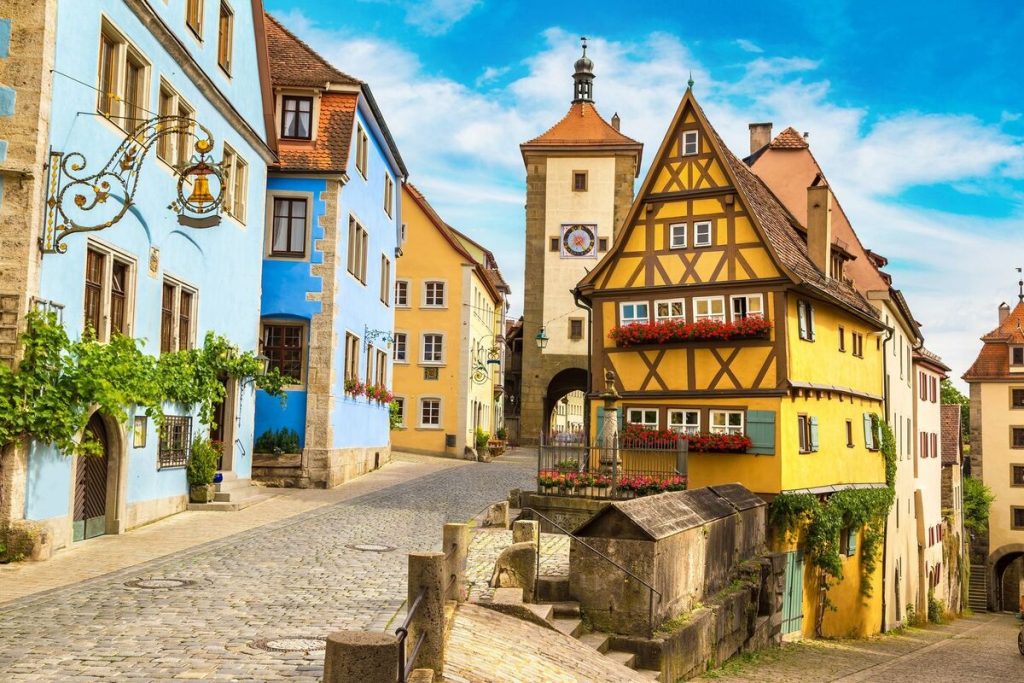 la route romantique la plus secrète d'allemagne serpente à travers des villages bavarois de carte postale, loin des bus