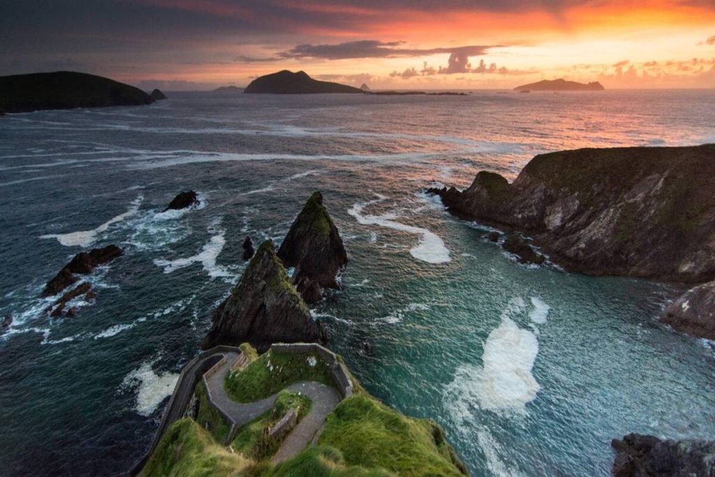 loin de dublin, cette péninsule irlandaise sauvage est un concentré de paysages celtiques et de traditions gaéliques