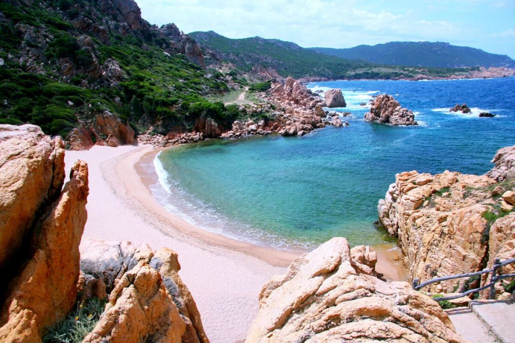 moins courue que la sicile, cette île italienne offre des plages sauvages et une culture nuragique mystérieuse