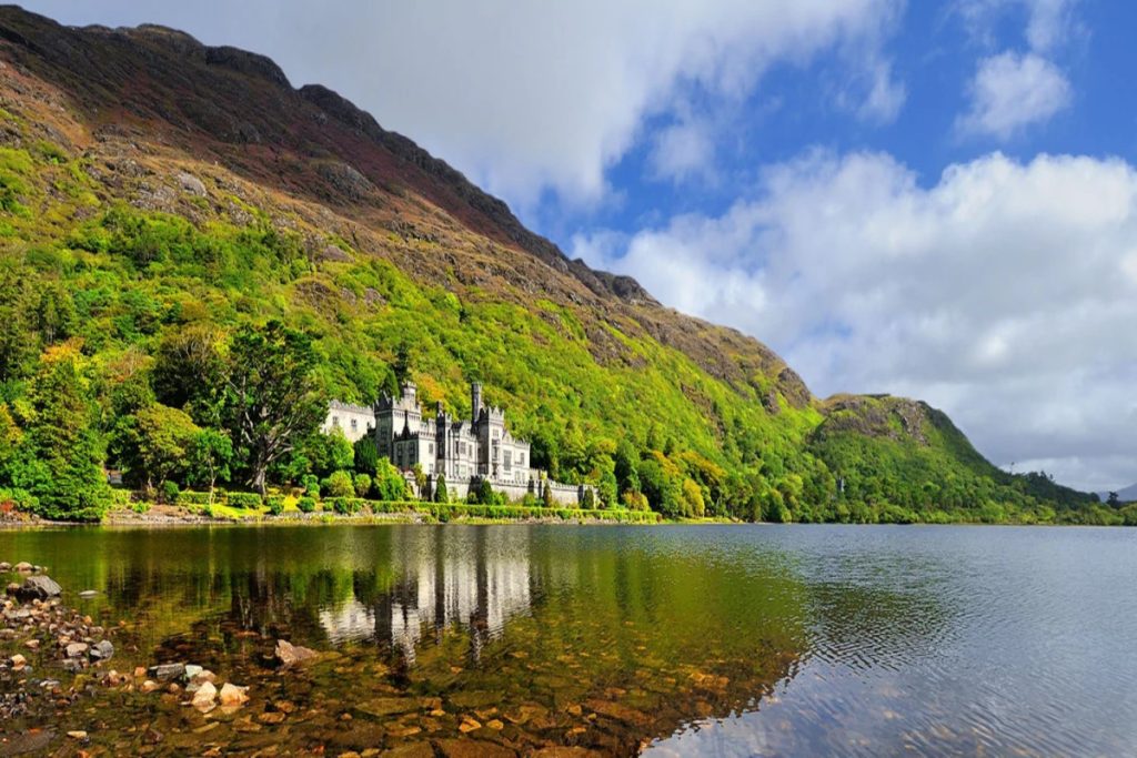 pourquoi cette région d'irlande est elle considérée comme la plus sauvage et la plus authentique une épopée vous attend