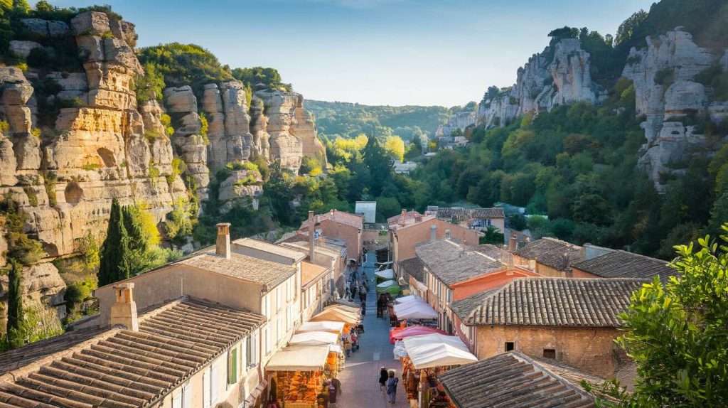 Dans les Alpes-de-Haute-Provence, ce plus beau village de France est célèbre pour sa faïence 