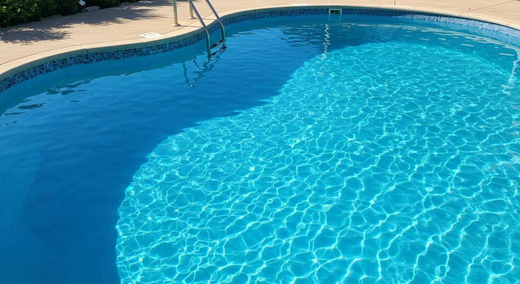 Adieu l'eau de piscine verte : l'astuce de la "chaussette magique" qui la rend cristalline en 24h